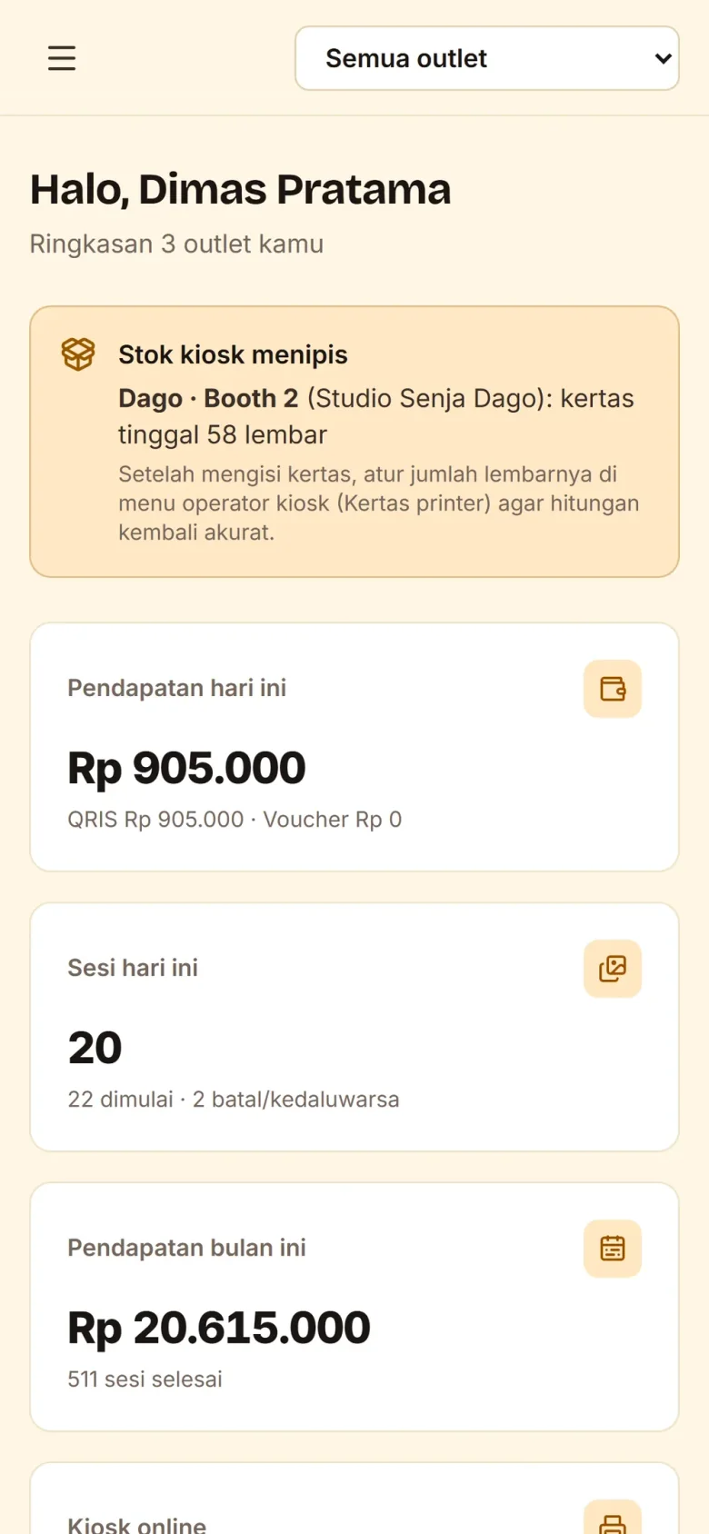 Dashboard RekaRuang di ponsel dengan peringatan stok kertas menipis
